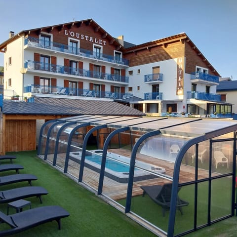 Property building, Garden, Pool view, sunbed