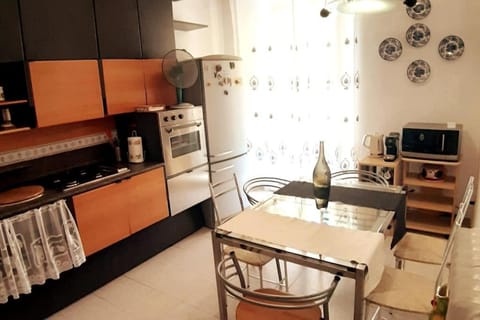 GABRY'S Cozy 3-bedroom apartment near station & city center free parking Condo in Livorno
