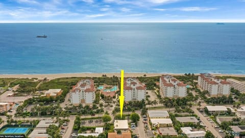 1 Block To The Beach! King Beds! Screened Patio! Condo in Riviera Beach