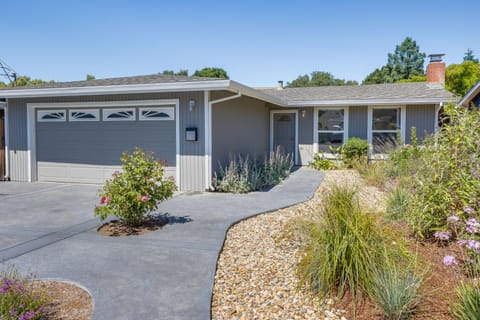 Inviting Home with Patio Walk to Downtown Novato! House in Novato
