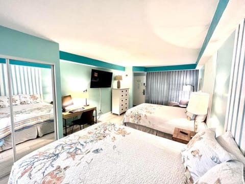 Daytona Beach Resort Oceanfront 1 Bedroom Suite, 2 Queen Beds Apartahotel in Holly Hill