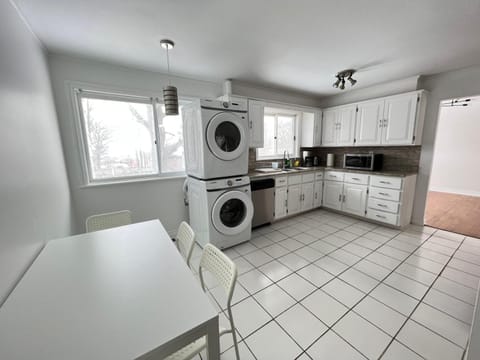 Letitia Heights !D Quiet and Stylish Private Bedroom with Shared Bathroom Alquiler vacacional in Barrie