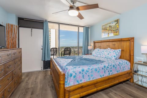 MCM Retro Beachfront Studio Great View, King Bed Remodeled Appartement-Hotel in Daytona Beach Shores