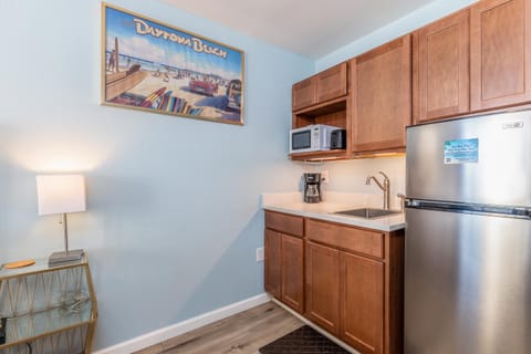 MCM Retro Beachfront Studio Great View, King Bed Remodeled Apartment hotel in Daytona Beach Shores