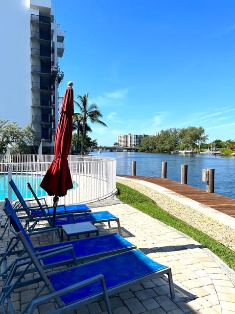Intracoastal sunsets condo building with 2 beds or 1 bed units private heated pool Copropriété in Pompano Beach