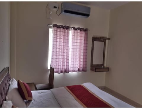 Bed, TV and multimedia, Photo of the whole room, air conditioner