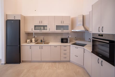 Coffee/tea facilities, Kitchen or kitchenette, dishwasher, oven, toaster