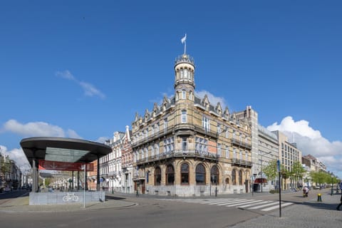 Property building, Neighbourhood