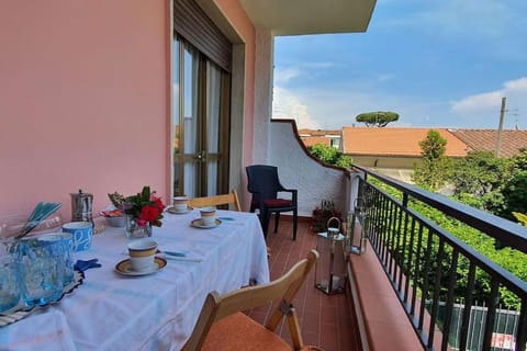 Day, Balcony/Terrace, Seating area, Dining area