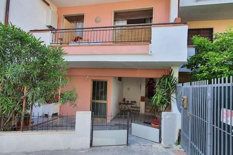 Property building, Day, Balcony/Terrace