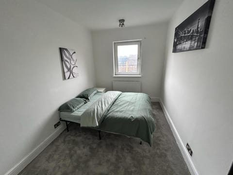 4 Bedroom Flat In Watford Condo in Watford