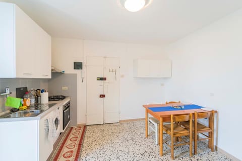 Kitchen or kitchenette, Dining area, pet friendly, stove