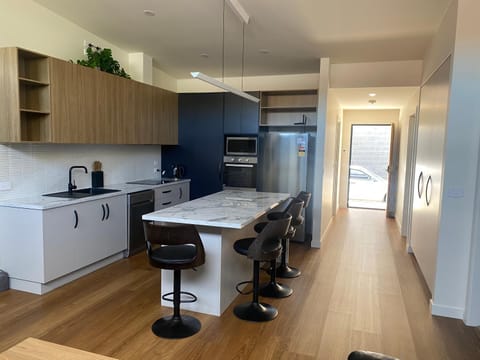 Kitchen or kitchenette, Dining area, dishwasher, minibar, pet friendly, stove