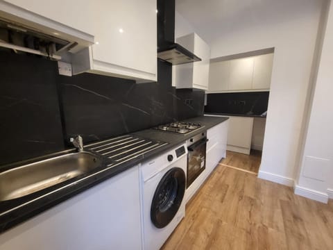 4 Bedroom House - Free Parking, Great access to London, Herts, Essex Appartement in Enfield