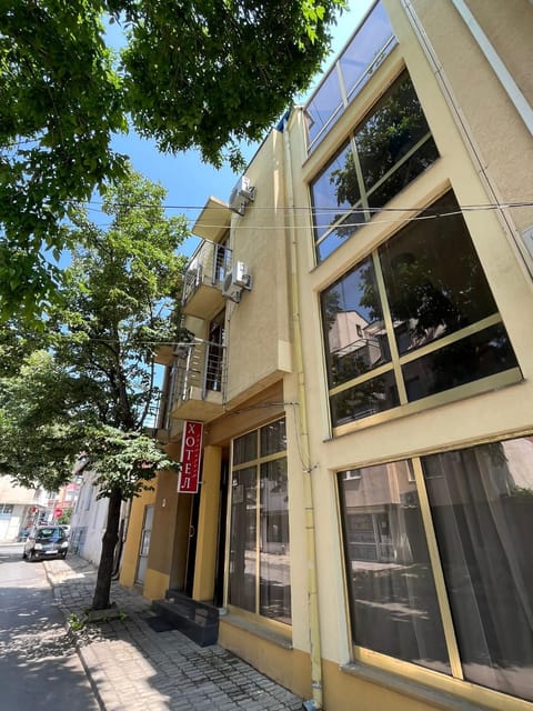 Property building, Day, Neighbourhood, Street view