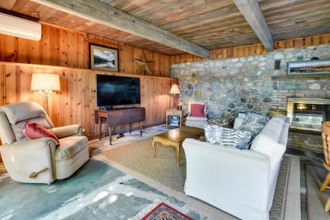 Cozy Cohocton Cottage with Private Beach and Deck! House in Finger Lakes