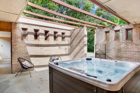 Midcentury Modern - Pool & Hot tub - Retro Retreat House in Mobile