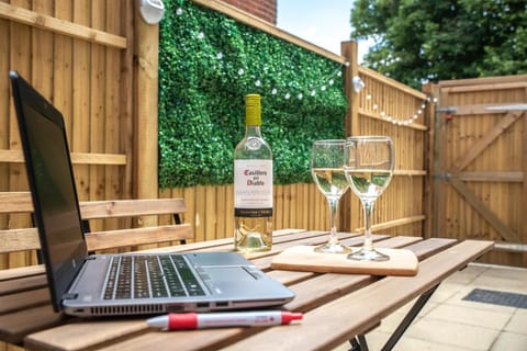 Patio, Dining area, Garden view, Drinks