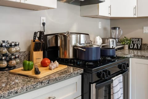 King Suite Fiber Internet Full Kitchen Apartment in Warsaw