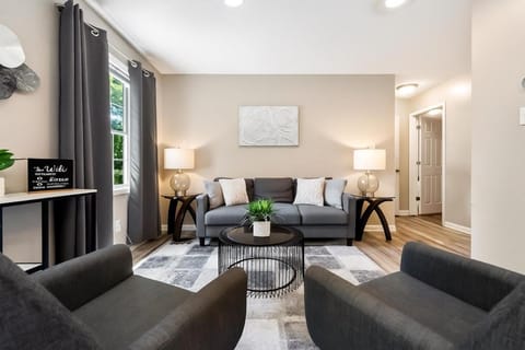 King Suite Fiber Internet Full Kitchen Apartment in Warsaw