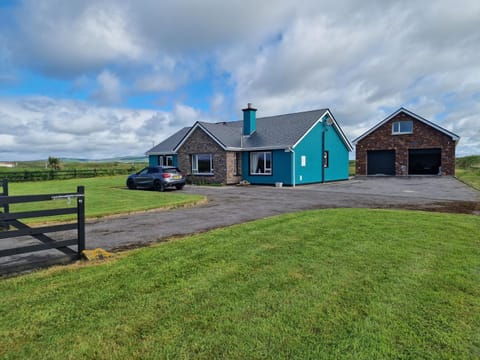 Property building, Natural landscape, Garden, Parking