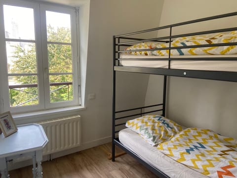 Bedroom, bunk bed