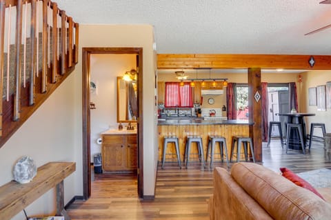 Pagosa Springs Retreat with Fireplace and Patio! Casa in Pagosa Springs