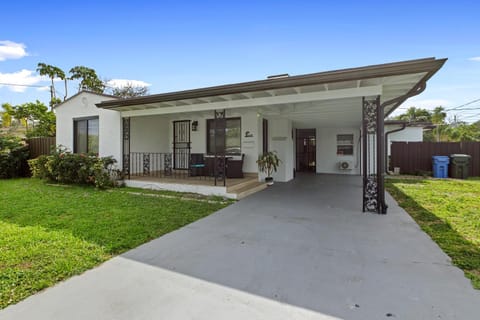 Summer Retreat House House in Oakland Park