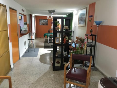 Private room with air conditioning in Downtown Office Parking Vacation rental in Leon