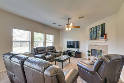 Pet-Friendly Pearland Home about 21 Mi to Houston! Haus in Pearland