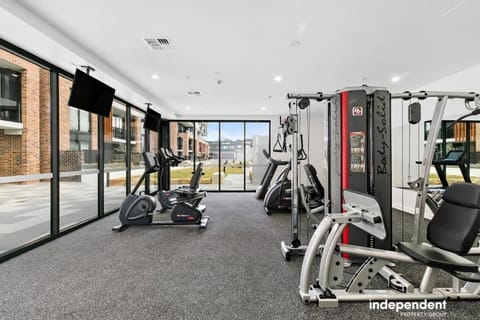 Spacious 1-Bed Apartment with Gym, BBQ & Parking Condo in Canberra