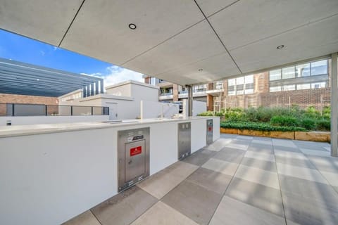 Spacious 1-Bed Apartment with Gym, BBQ & Parking Copropriété in Canberra