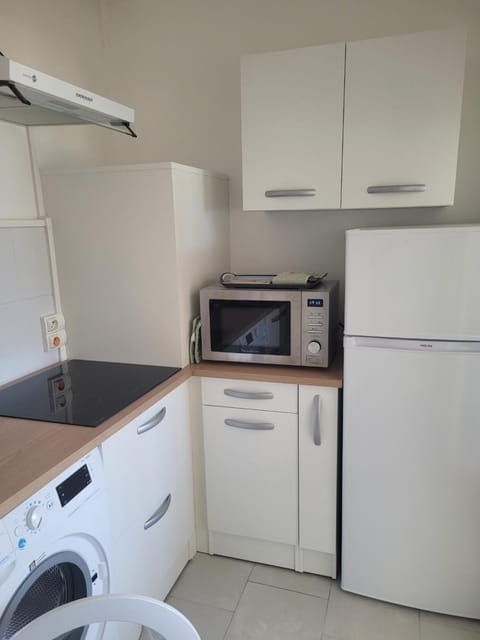 Kitchen or kitchenette, oven, stove