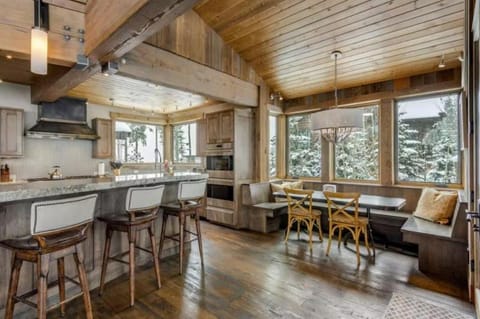 Luxurious 6-bedroom Ski-in-ski-out Home, Very Spacious, With Private Hot Tub And Game Room, House in Breckenridge