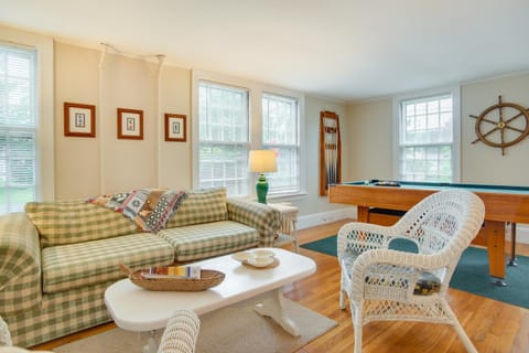 Hyannis Hideaway with Fireplace and Outdoor Dining Haus in Hyannis