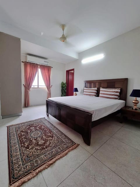 Three Bed Attached Bath Netflix Wifi Smart TV Parking WFH Desk Near Airport Condo in Islamabad