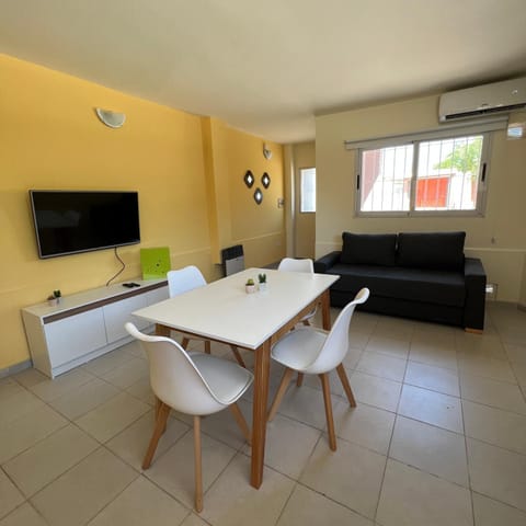 Communal lounge/ TV room, TV and multimedia, Kitchen or kitchenette, Living room, Seating area, Dining area, Evening entertainment