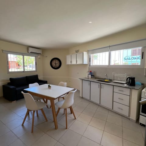 Kitchen or kitchenette, Dining area, pet friendly