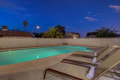 Vegas Hideaway~Pool, Bar, Many beds~NEAR STRIP House in Spring Valley
