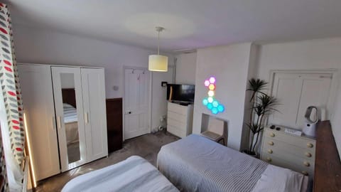 Bed, TV and multimedia, Bedroom, wardrobe