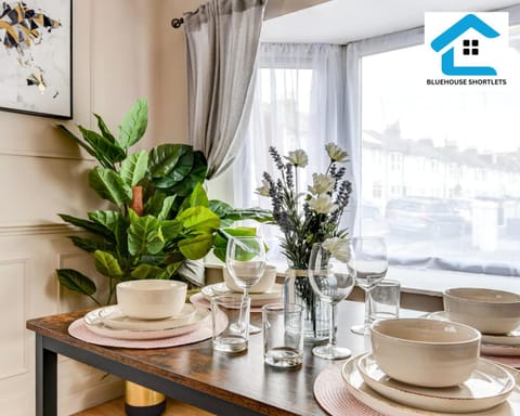 Great Location, Ideal Place for your December Stay, Close to the beach, station and restuarants, Cosy House l by Bluehouse Short Lets Brighton Haus in Hove