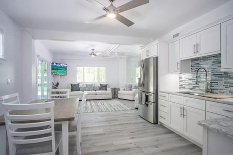 Waterfront - Complete Remodel House in Duck Key