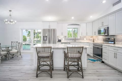 Waterfront - Complete Remodel House in Duck Key