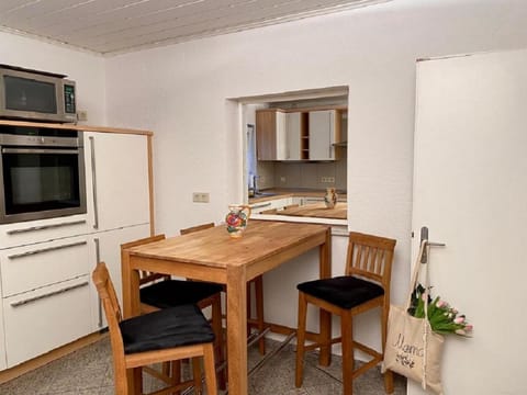 Kitchen or kitchenette, Dining area, minibar, pet friendly