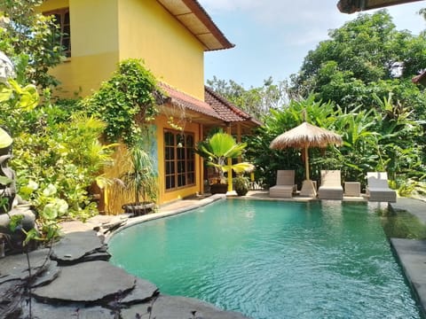 Property building, Garden, Pool view, sunbed