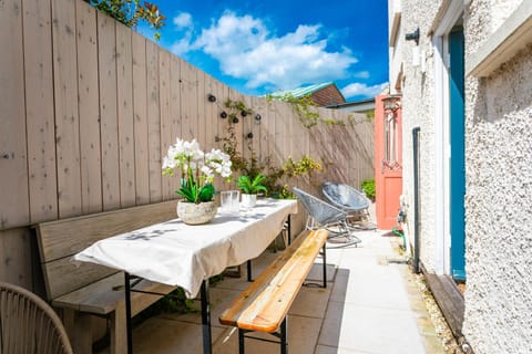 Patio, Day, Balcony/Terrace, Dining area