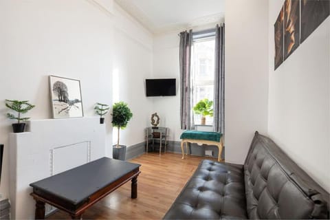 2A - Bright & Airy 2 Bed Flat - 20 Mins to Central Condo in London Borough of Ealing