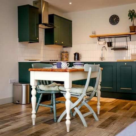 Spacious 1-bed apartment with super king or twin in central Charlbury, Cotswolds Apartment in West Oxfordshire District