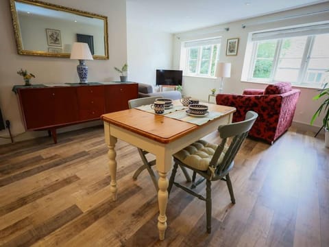 Spacious 1-bed apartment with super king or twin in central Charlbury, Cotswolds Condo in West Oxfordshire District