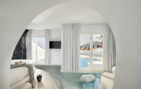 Bed, TV and multimedia, Living room, Photo of the whole room, Bedroom, Pool view, Swimming pool